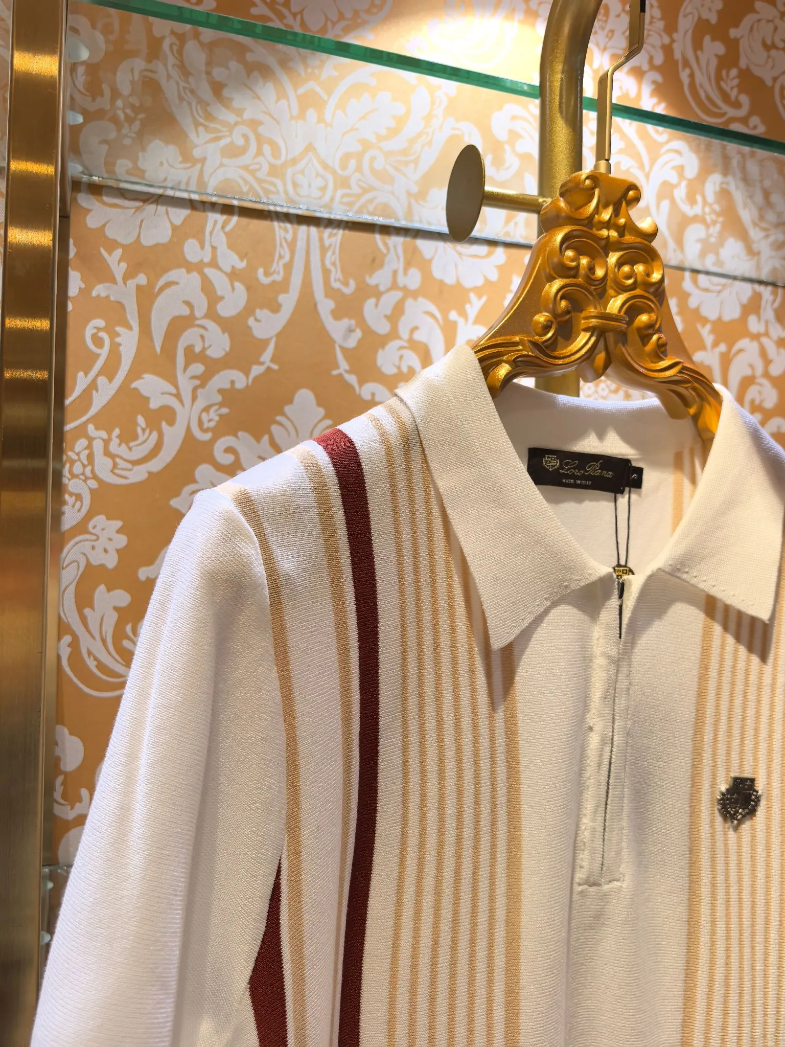 Counter synchronization Loro Piana 2026/ss New Arrival sweater Striped design Loro Piana hand-stitched hardware on the chest The fabric is perfectly made with 14 needles of imported machines. The counter restores one-to-one upper body spirit Comfortable Breathable Slim fit Color White Sizes S M L XL